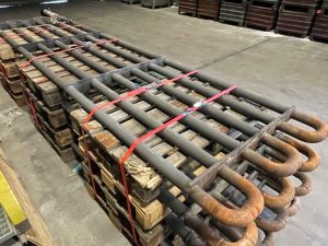 Demontierte Rohrschlangen aus der Zementindustrie auf Paletten gelagert warten auf eine Erneuerung der Beschichtung