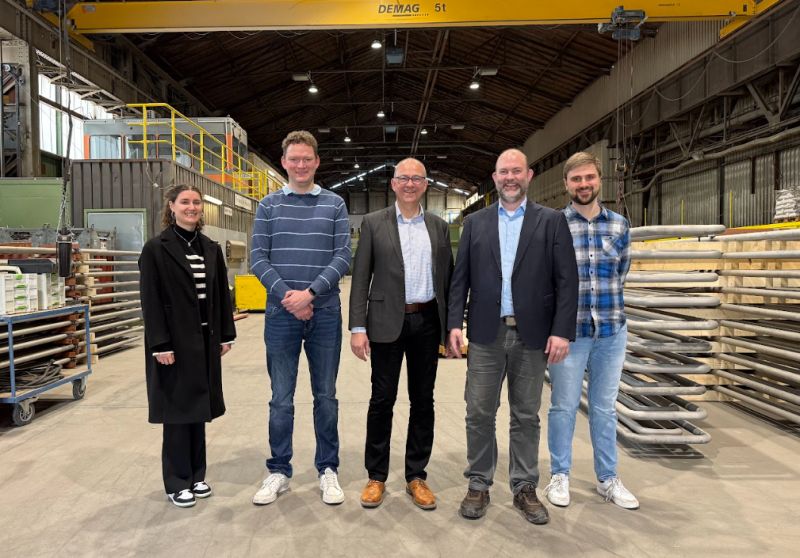 Eine Frau und vier Männer stehen in der Produktionshalle der Fa. Häuser & Co. GmbH