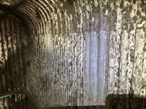 Brennkammer eines Altholzkraftwerks vor der Kesselreinigung